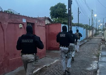 Três policiais são presos investigados por participação em grupo de extermínio na BA; operação foi em Ribeira do Pombal, Cícero Dantas, Cipó e outros 3 municípios