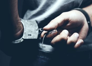 Homem é preso em flagrante por lesão corporal e ameaça com facão em Santa Brígida, Bahia