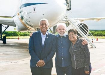 Lula (PT) pousa em Paulo Afonso e recebe produtos do artesanato local do prefeito Marcondes