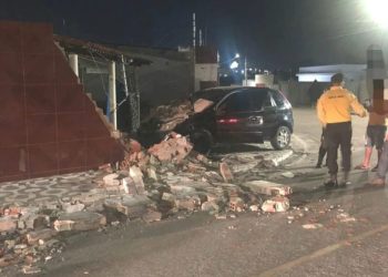 Motorista suspeito de embriaguez atinge muro e invade casa no bairro Jardim Bahia, em Paulo Afonso