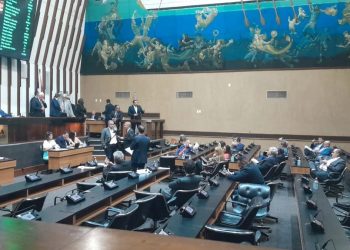 Sob protestos, AL-BA aprova reajuste de 4% para servidores estaduais; percentual gerou revolta entre os servidores