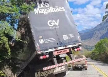 Carreta de equipamentos do cantor Léo Magalhães fica pendurada em ribanceira na Bahia