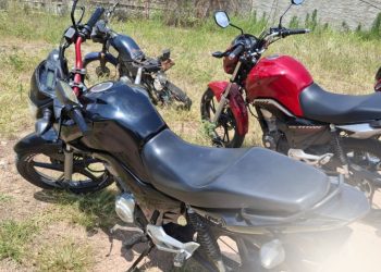 PM conduz dois homens à delegacia por posse de drogas em Paulo Afonso; motocicleta é removida ao pátio do DETRAN