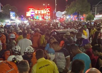No circuito da Copa Vela, carro atropela foliões e causa pânico em Paulo Afonso, BA