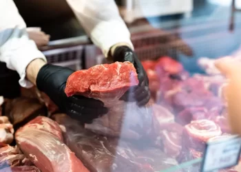 PM conduz suspeita de estelionato em açougue no centro de Paulo Afonso; prejuízo de R$ 10 mil