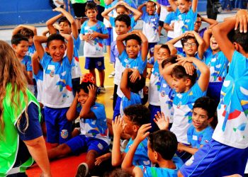 Abraços que Geram Esperança: Em ação social voltada para crianças Grupo Sete e voluntários dão aula de solidariedade e esperança