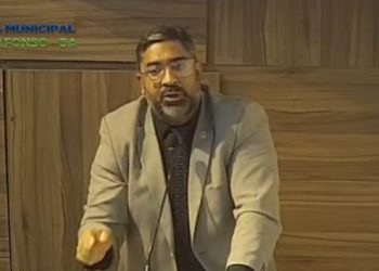 Jean Roubert critica ausência do prefeito Marcondes Francisco, sugere renúncia e menciona viagem à Europa: “Seja digno e renuncie ao seu mandato hoje”