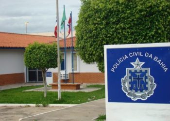 Policiais militares conduzem homem à Delegacia por ameaçar sua companheira no bairro Boa Esperança, em Paulo Afonso