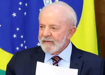 Pesquisa aponta que desempenho de Lula é aprovado por 49,7% e reprovado por 45,7% da população