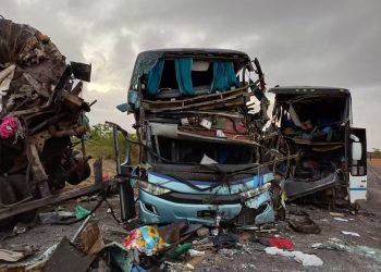 Cinco morrem e 36 ficam feridos em batida entre dois ônibus e uma carreta na BR-110, interior da Bahia