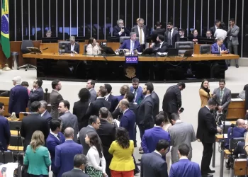 Câmara aprova projeto que limita alta do salário mínimo e obriga biometria para benefícios sociais