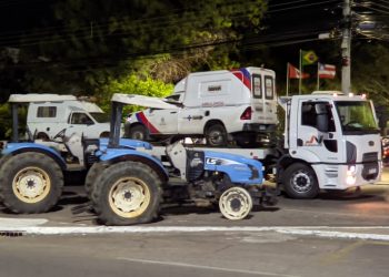 Equipe de Mário Galinho decide expor frota sucateada da gestão anterior em frente à Prefeitura