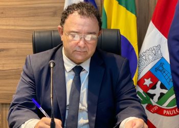 Valmir Rocha denuncia ‘conchavos’ entre Câmara e Prefeitura durante solenidade de posse