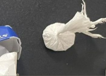 PM conduz suspeito por posse de droga na Rua São Francisco em Paulo Afonso-BA