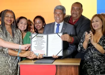 Governo da Bahia autoriza reajustes salariais para professores e técnicos das Universidades Estaduais