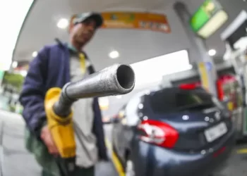 Acelen anuncia aumento de 3,2% no preço da gasolina vendida para distribuidoras na Bahia