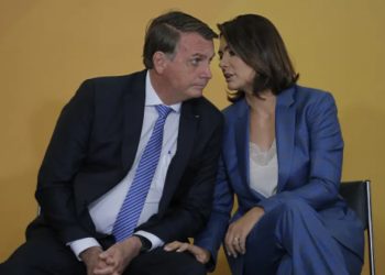 Desempenho sexual de Bolsonaro é estimulado por chip hormonal, revela ex-presidente; assista