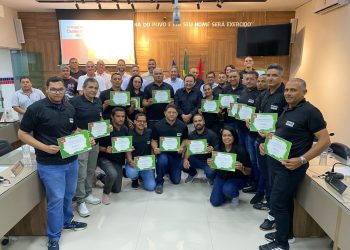 Vereador Valmir Rocha entrega certificados, uniformes e kits de arbitragem em evento de qualificação esportiva em Paulo Afonso