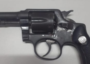 Polícia prende dois homens e apreende arma de fogo após disparos em residência em Jeremoabo-BA 