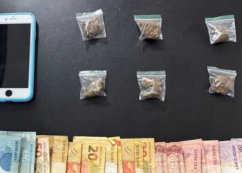 Polícia conduz homem à delegacia por posse de drogas no centro de Paulo Afonso