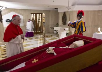 Vaticano divulga primeiras imagens de papa Francisco no caixão