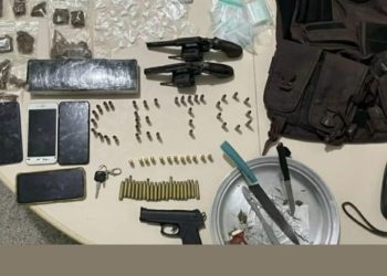 Polícia encontra armas e entorpecentes após caso de violência doméstica em Paulo Afonso