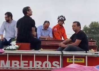 Ex-prefeito Luiz de Deus é sepultado em meio à chuva, aplausos e homenagens da população; veja vídeos