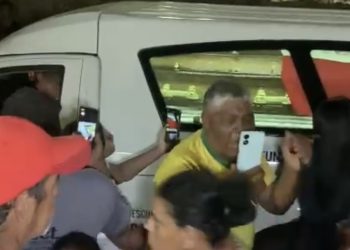 Na chegada do corpo para o velório no Ginásio Luís Eduardo Magalhães, população de Paulo Afonso pede justiça