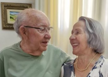 Filhos encontram mensagem escrita à mão por Reginaldo da Tijucana com agradecimentos; ele cita Paulo Afonso, a Chesf, os clientes e a companheira de toda a vida, Elisete