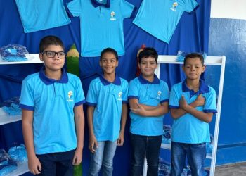 Prefeitura de Glória-BA entrega fardamentos e materiais didáticos para alunos da rede municipal