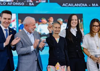 Em Brasília, presidente Lula entrega simbolicamente a chave da casa própria a moradora de Paulo Afonso (Vídeo)