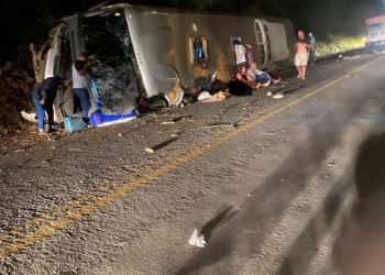 TRAGÉDIA – Ônibus que seguia para Brumado (BA) tomba na BR-423 e deixa mais vários mortos e feridos no Agreste de Pernambuco