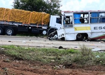 Acidente entre carreta e ônibus deixa dois mortos e dez feridos na BR-116, em Tucano-BA