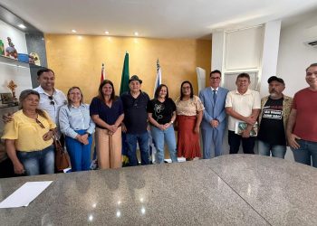 Ziane Costa anuncia reajuste salarial de 12% para a Educação e antecipa data-base em Delmiro Gouveia